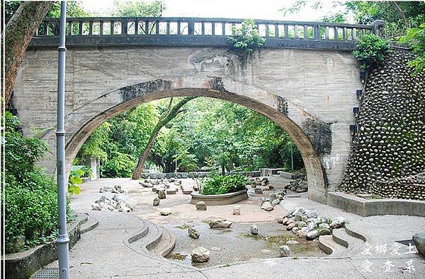 八卦山銀橋1950年歷史建築鋼筋混擬土所建，為一圓拱橋/在日