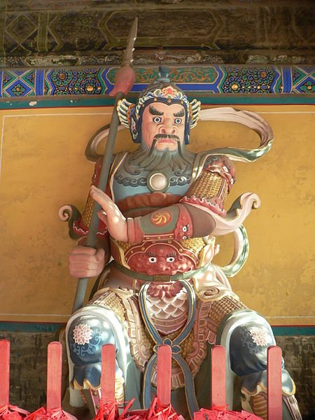 Nio_sitting_at_the_entrance_(right_side)_of_Beijing_Dongyue_Temple