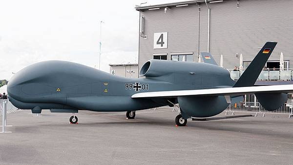 Luftwaffe_99-01_RQ-4B_EuroHawk_ILA_2012_1