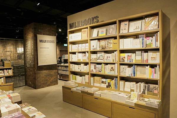 MUJI無印良品希望透過MUJI-BOOKS的生活主題式選書，提供民眾感受更多書與好感生活融合的閱讀提案。_20151106110003