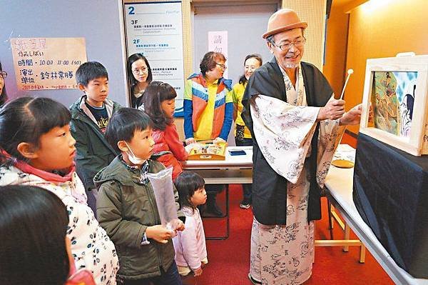 日本人鈴木常勝廿年前到台東蘭嶼為部落孩童說故事，從此打開故事