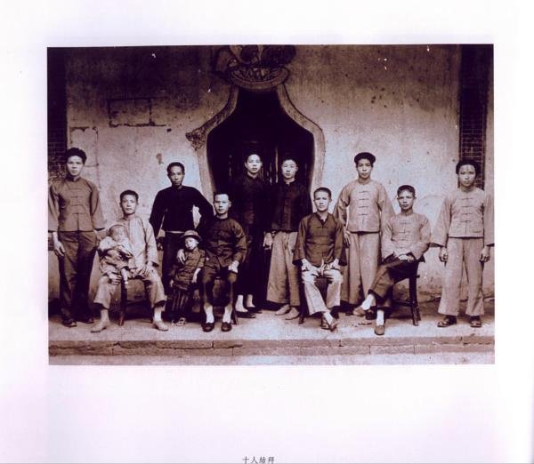 鄉下孩子生活清苦，總因無法至公學校就讀，才至講習所學習/國語