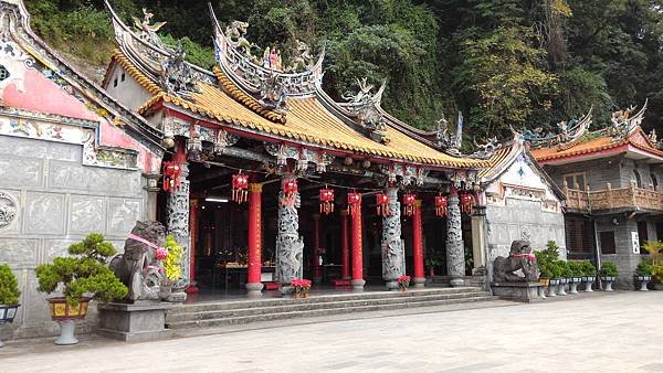 獅頭山於勸化堂--台灣十二勝景之一/苗栗獅頭山的山門是為紀念