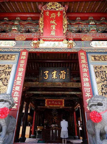 新竹都城隍廟之寶「金門保障複刻版匾額」/大殿屋頂懸掛「金門保