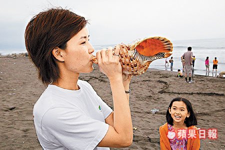 牽罟吹螺/吹號開始  吹響號角，來牽罟囉/永安漁港是全台唯一
