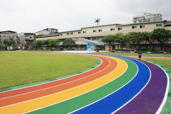 紙教堂/旗津彩虹教堂/嘉義公園尿尿小童/「高跟鞋的玻璃屋教堂