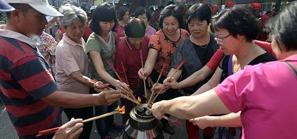 推動「以功代金」，請市民把買金紙的錢捐給社福團體，獲頒的功德