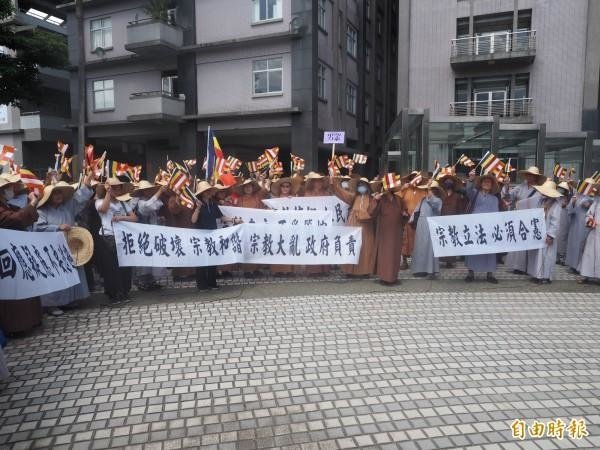 宗教團體法-捐款還要透明，影響捐款意願/台灣民間信仰-「人變