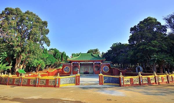 桃園新屋東明姜氏子孫昨天也齊聚祖塔祭祖，現場近千民眾向始祖姜