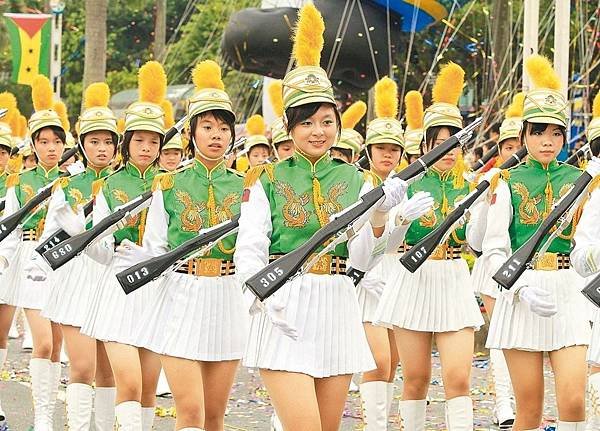 北一女爭取短褲進出校門/台中一中 台中女中學生去年在朝會脫裙