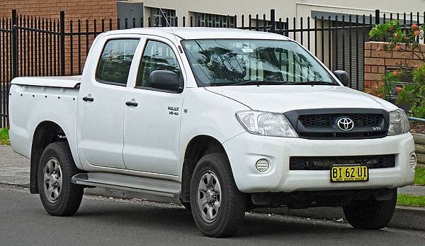 2010_Toyota_Hilux_(GGN25R)_SR_4-door_utility_(2011-11-30)_01