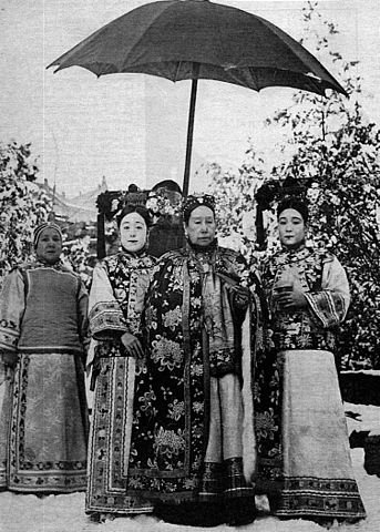 台灣女兵/女官裕容齡+裕德齡，與慈禧太后，1903年