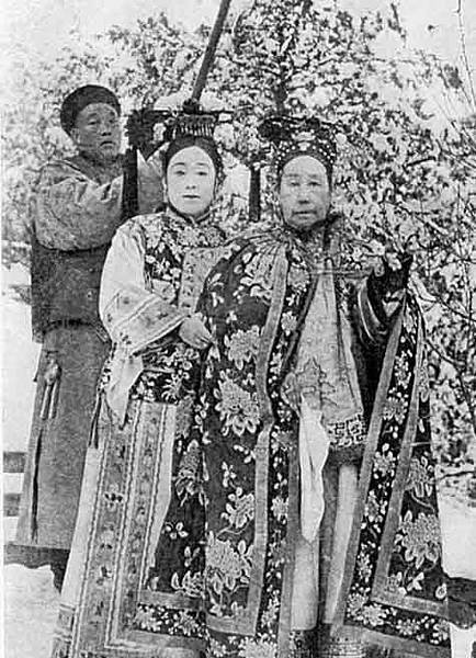 台灣女兵/女官裕容齡+裕德齡，與慈禧太后，1903年