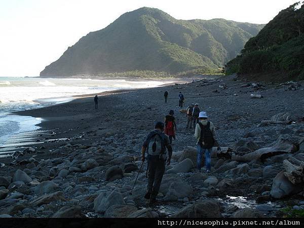 27-遠方左上方就是牡丹鼻山，右上方的山谷是女仍溪，越過了牡丹鼻就到旭海漁港了.JPG.jpg