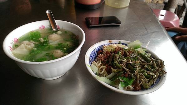 餛飩湯+小魚乾辣味麵