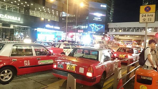 懶得走,坐的士去纜車站