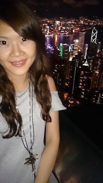 我只好自己旁邊自拍