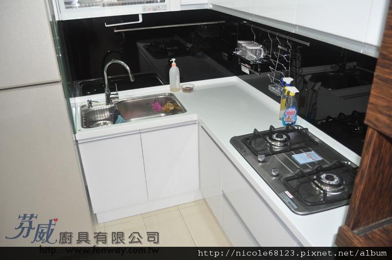 冰箱旁一塊玻璃檔水用拷貝.jpg