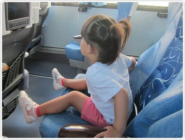 第一次搭公車/客運的小雞蛋