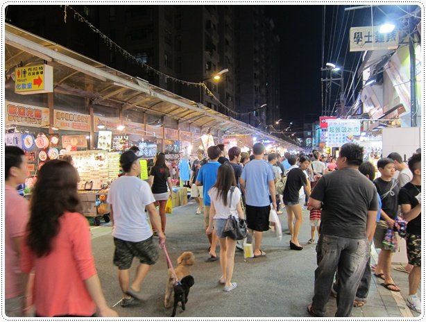 不太一樣的逢甲夜市，人潮變好少唷