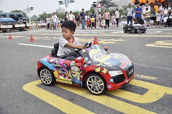 這個弟弟根本車神!!! 駕駛技術好的我都佩服!!! 長大不得了