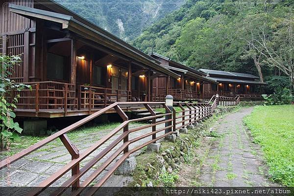 布洛灣山月村