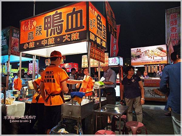 花園夜市_無國界雞腿香腸捲.陳記麻辣鴨血.丸沐黃金芒果.極光蝶豆花