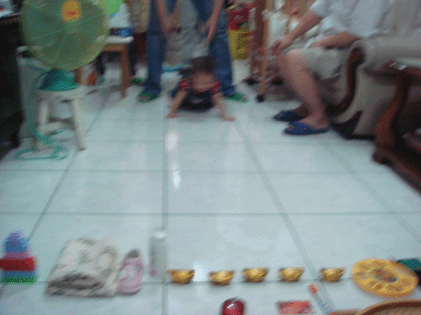 妍心抓週2.gif