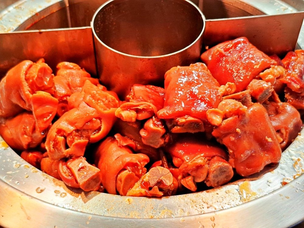 「豬在瘋」豬腳專賣店：潮港城的經典新作，美味豬腳飯讓人一吃上