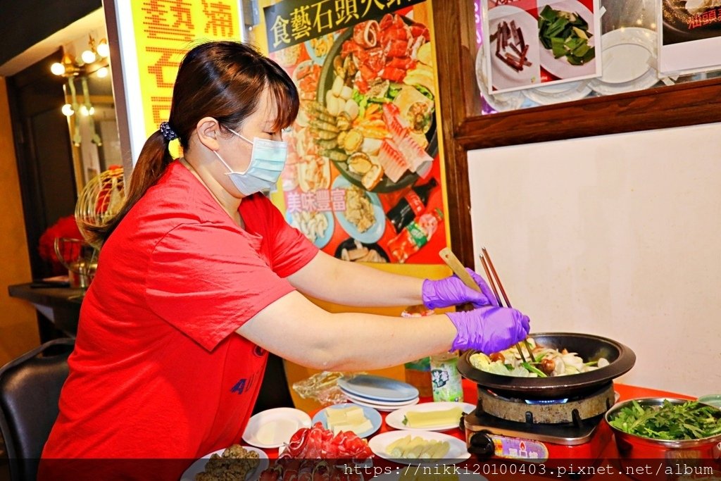 台中火鍋推薦 食藝石頭火鍋：新鮮海鮮、爆香湯頭超驚艷！