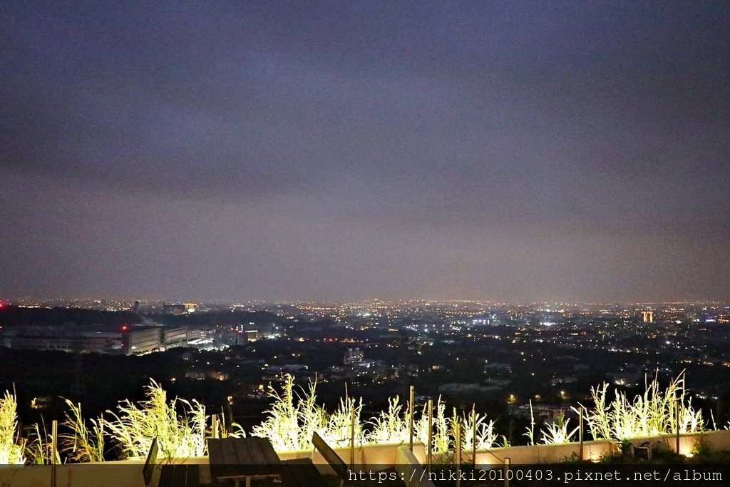 龍潭乳姑山必訪夜景點：見山景觀咖啡餐廳的網美氛圍與夢幻大月亮
