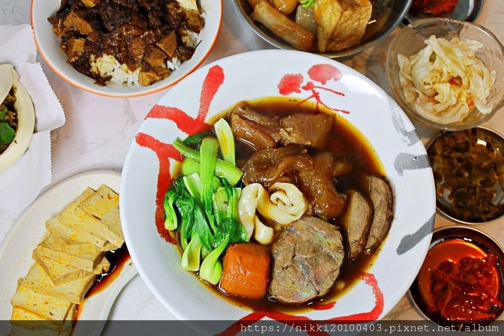 【三重牛肉麵推薦】二木牛肉麵：紅燒湯頭濃郁，免費飲料喝到飽！