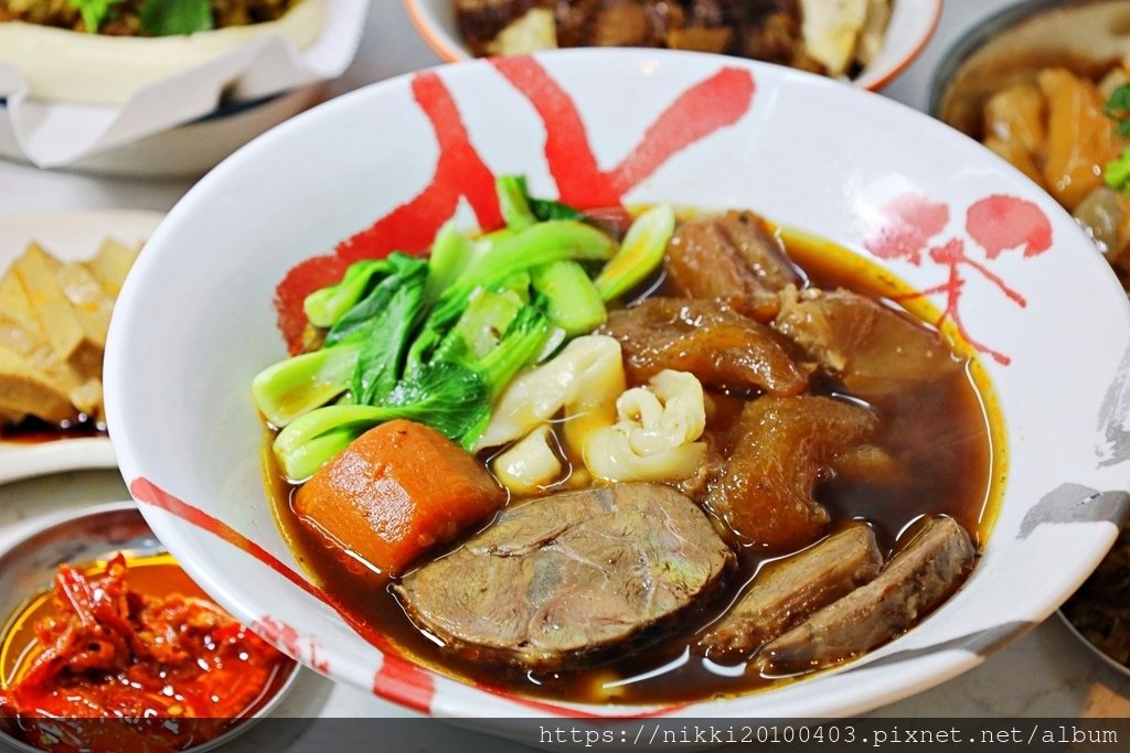 【三重牛肉麵推薦】二木牛肉麵：紅燒湯頭濃郁，免費飲料喝到飽！