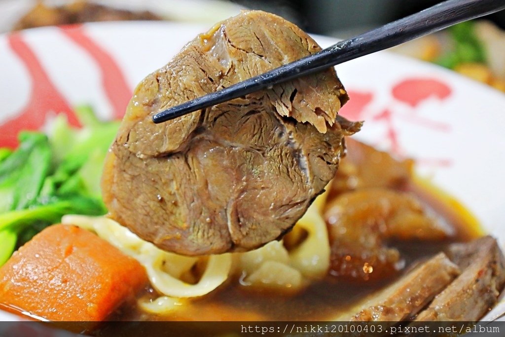 【三重牛肉麵推薦】二木牛肉麵：紅燒湯頭濃郁，免費飲料喝到飽！