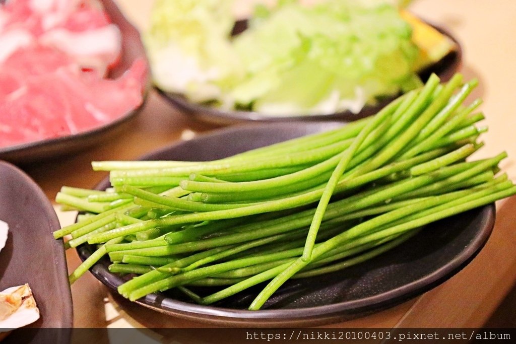 何家香香麻辣鍋吃到飽｜雙北最平價！超強麻辣湯底＋嚴選現切肉+