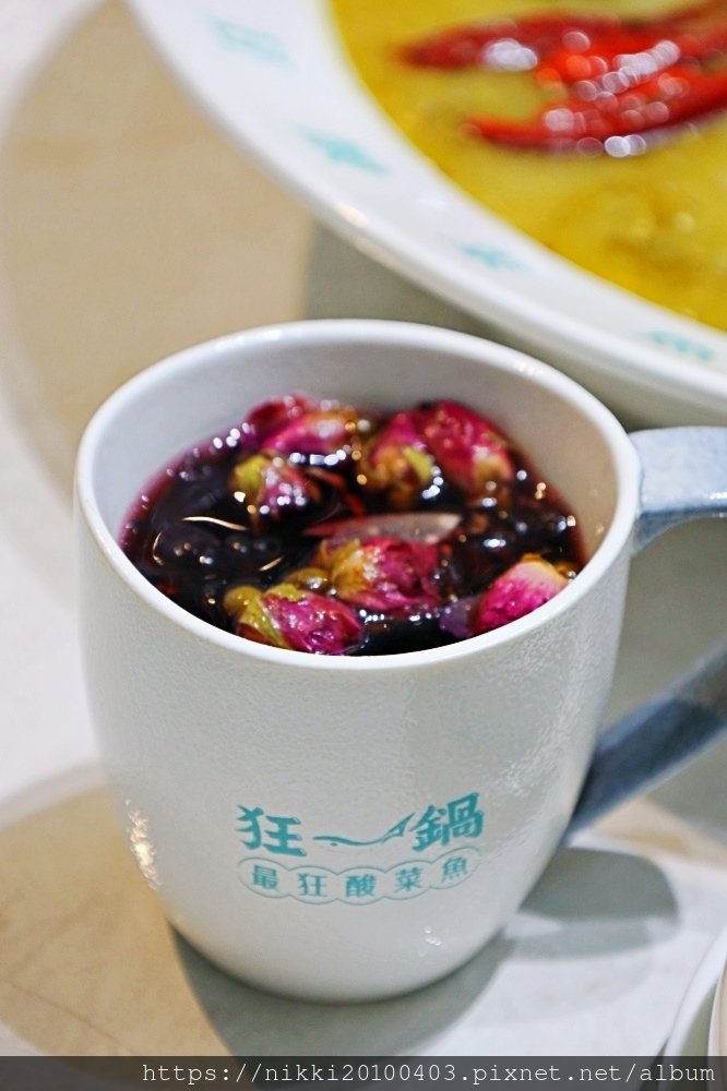 狂一鍋酸菜魚西門店｜哇！還沒開賣就滿滿排隊人潮！集團精心籌畫