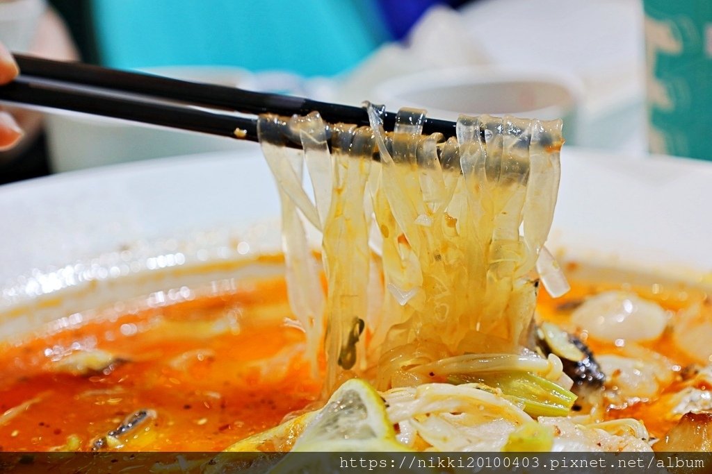 狂一鍋酸菜魚西門店｜哇！還沒開賣就滿滿排隊人潮！集團精心籌畫