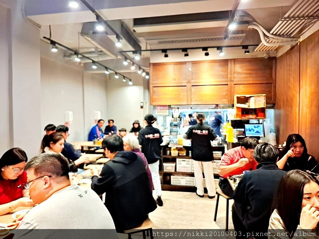 「牛肉麵．雞湯 新信義店」台北信義區牛肉麵宵夜必吃！濃郁紅燒