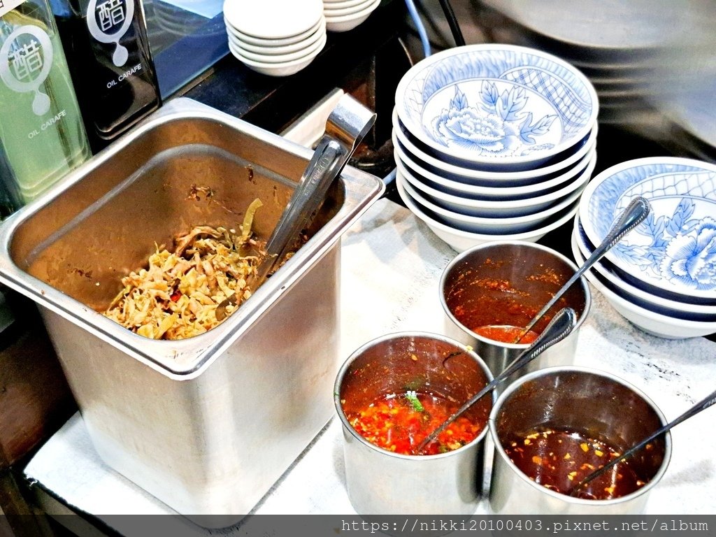 「牛肉麵．雞湯 新信義店」台北信義區牛肉麵宵夜必吃！濃郁紅燒