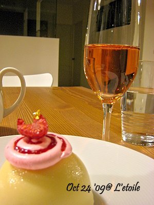 14-Amelie with Pink champagne.jpg