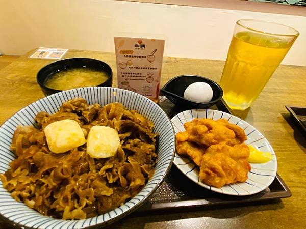 台電大樓美食推薦》牛丼食堂10種創意吃法，美味蒜香奶油丼飯征