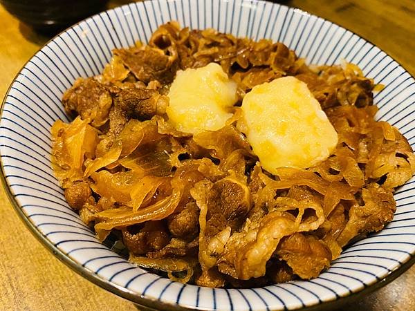 台電大樓美食推薦》牛丼食堂10種創意吃法，美味蒜香奶油丼飯征