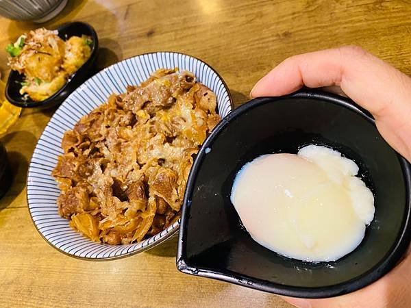 台電大樓美食推薦》牛丼食堂10種創意吃法，美味蒜香奶油丼飯征