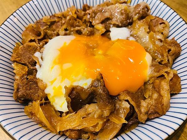 台電大樓美食推薦》牛丼食堂10種創意吃法，美味蒜香奶油丼飯征