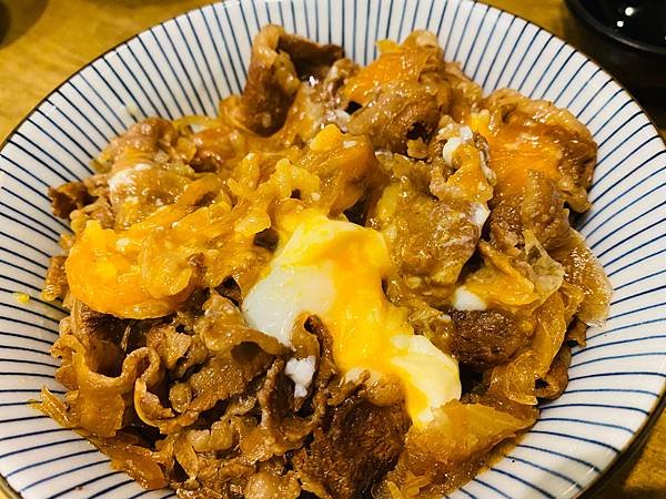 台電大樓美食推薦》牛丼食堂10種創意吃法，美味蒜香奶油丼飯征