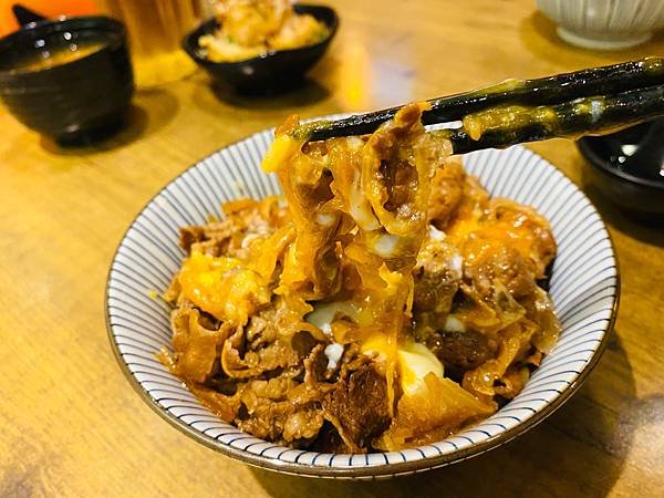 台電大樓美食推薦》牛丼食堂10種創意吃法，美味蒜香奶油丼飯征