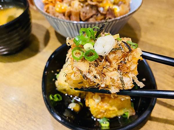 台電大樓美食推薦》牛丼食堂10種創意吃法，美味蒜香奶油丼飯征