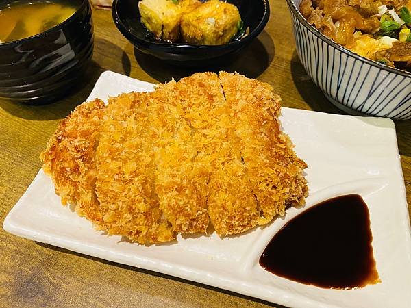 台電大樓美食推薦》牛丼食堂10種創意吃法，美味蒜香奶油丼飯征