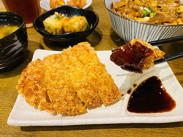 台電大樓美食推薦》牛丼食堂10種創意吃法，美味蒜香奶油丼飯征