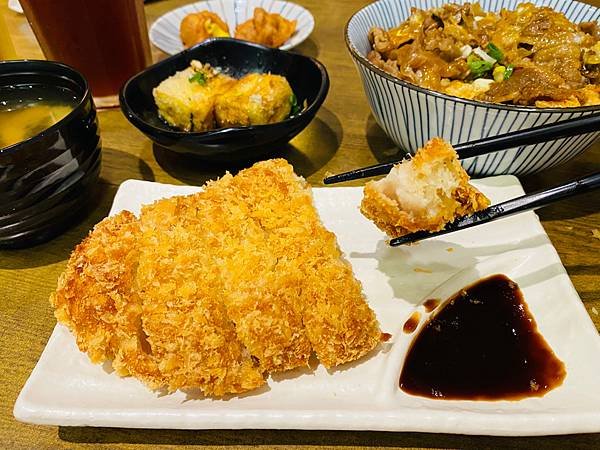 台電大樓美食推薦》牛丼食堂10種創意吃法，美味蒜香奶油丼飯征